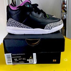 Little boys Jordan Retro shoes new.